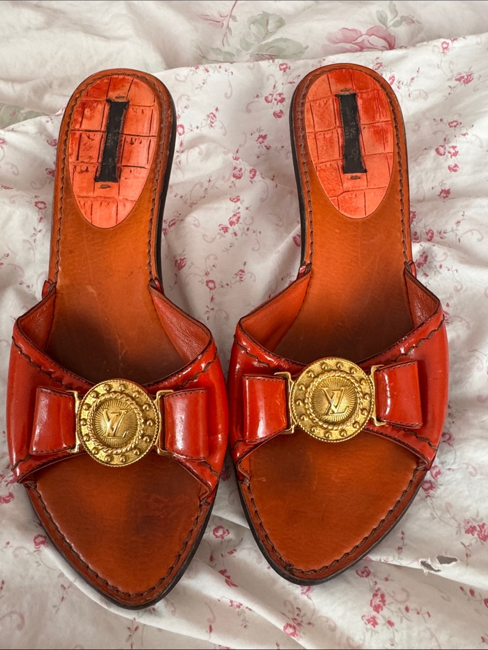 LOUIS VUITTON Fuksija Patent LeatherGold Logo Bow Sandals Mules Slides Sz 8